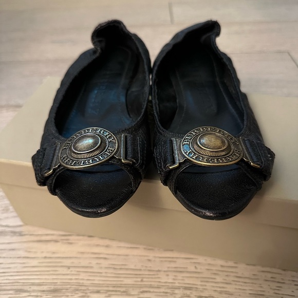 BURBERRY BLACK MEDALLION LOGO PEEP TOE LEATHER FLATS MADE IN ITALY SIZE 37 / 7 - Picture 6 of 12